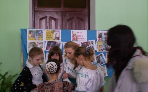 Виставка творчості учнів гімназії перед концертом