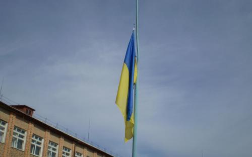 «Жовто-сині знамена затріпотіли на станції знов...»