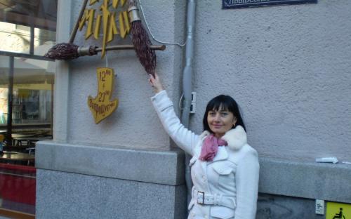 Коли не вистачає місця на поверхні - кафе ховаються у підвалах.
