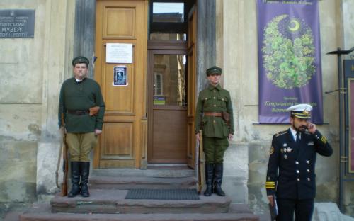 Морський офіцер із мобілкою запросив нас на перегляд фільму у музей